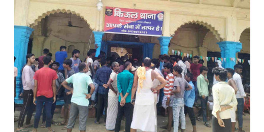दो समुदायों के बीच हिंसक झड़प, आक्रोशित लोगों ने थाना का किया घेराव